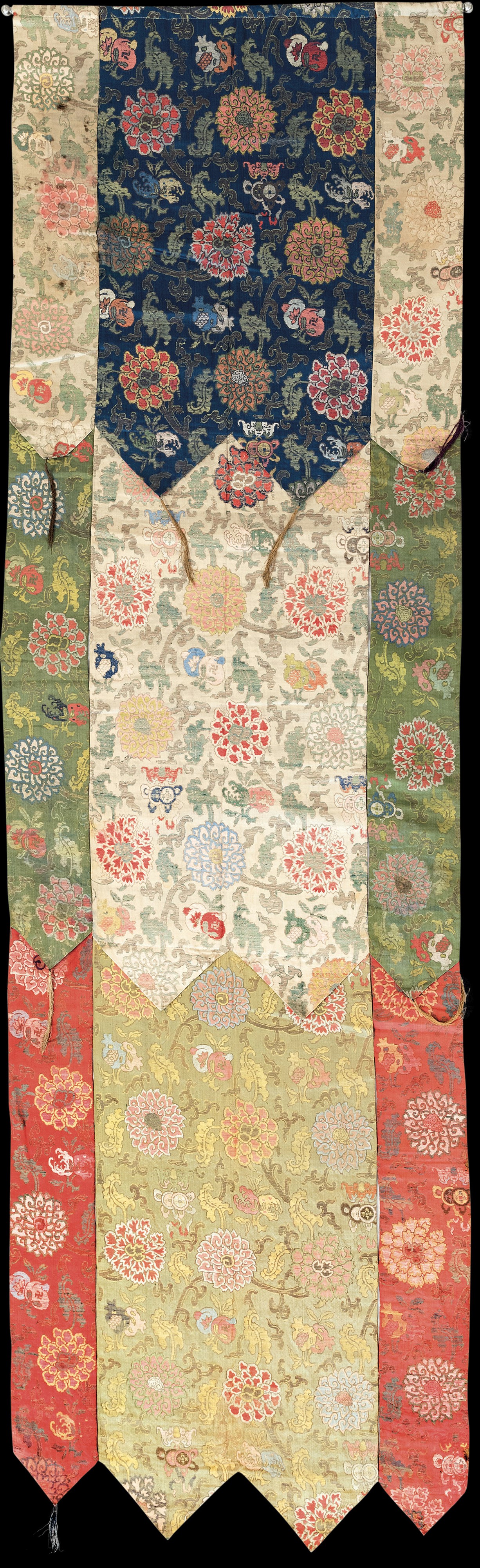 Coppia di Cortine in Seta con Decori Floreali, Cina, XVIII Secolo