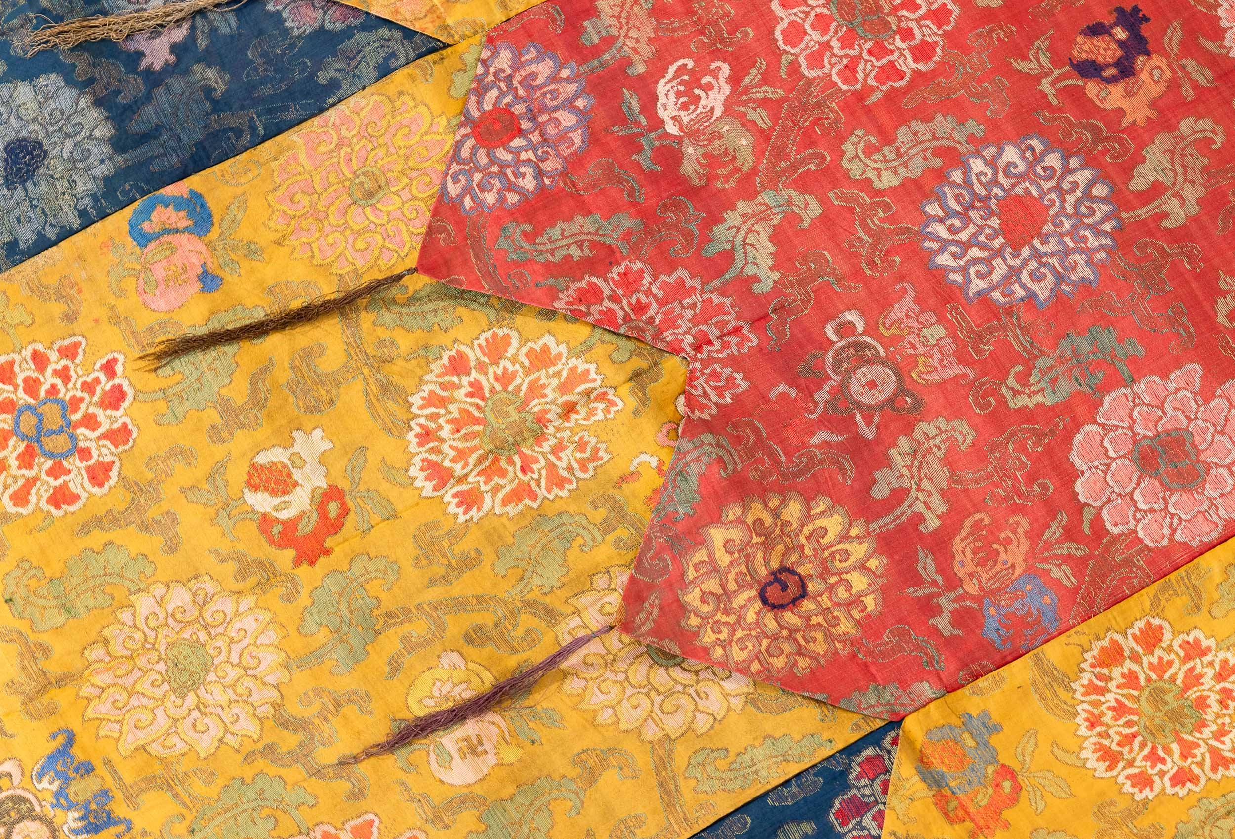 Coppia di Cortine in Seta con Decori Floreali, Cina, XVIII Secolo