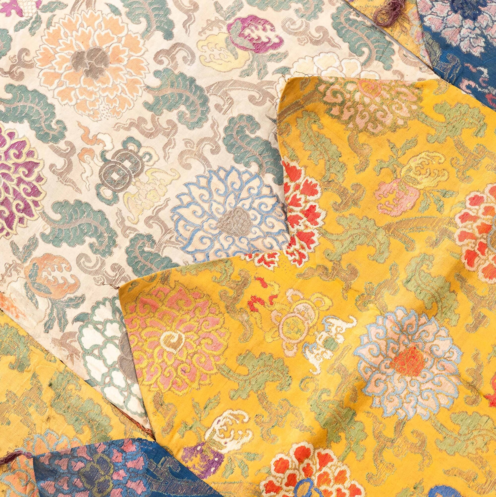Coppia di Cortine in Seta con Decori Floreali, Cina, XVIII Secolo