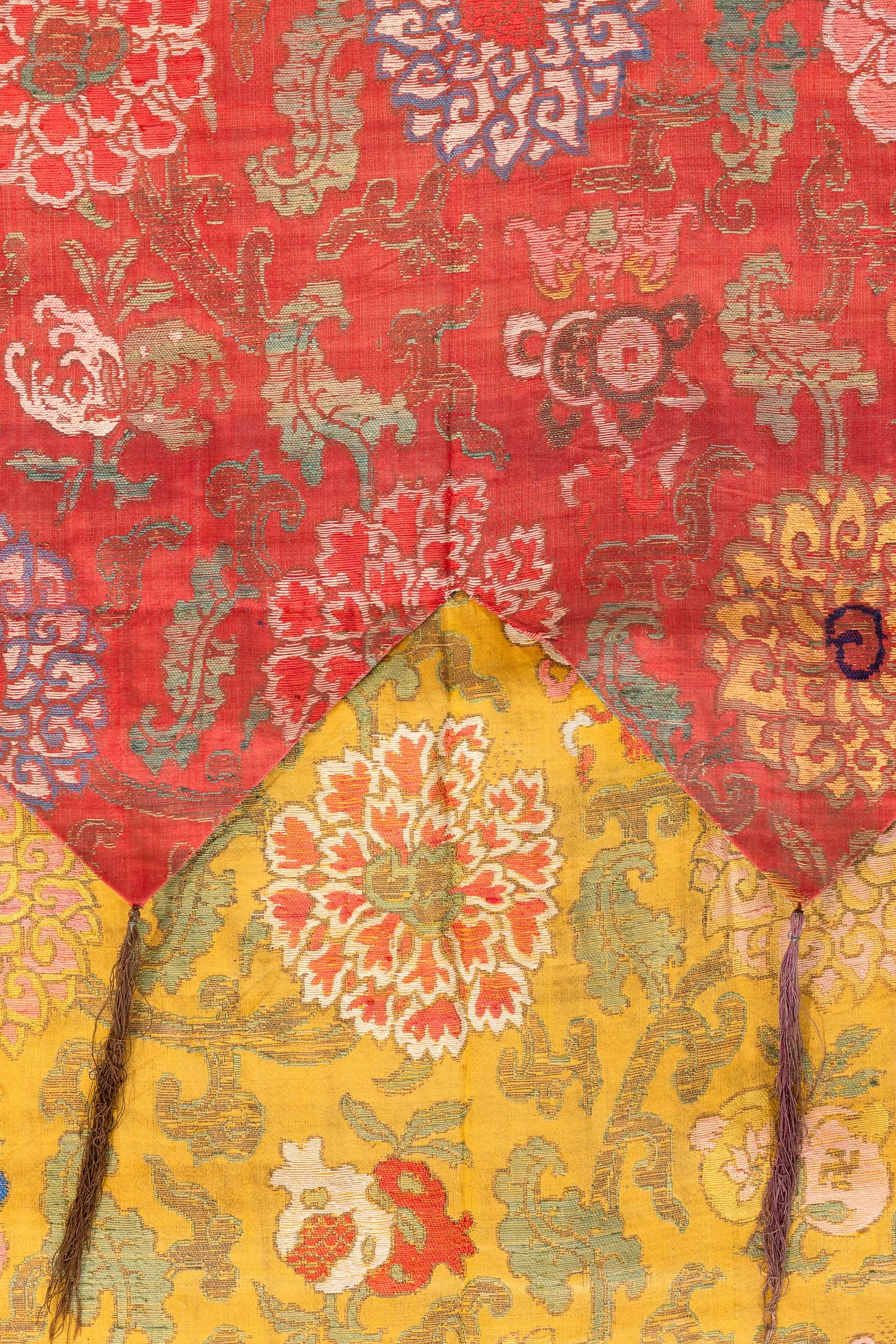 Coppia di Cortine in Seta con Decori Floreali, Cina, XVIII Secolo