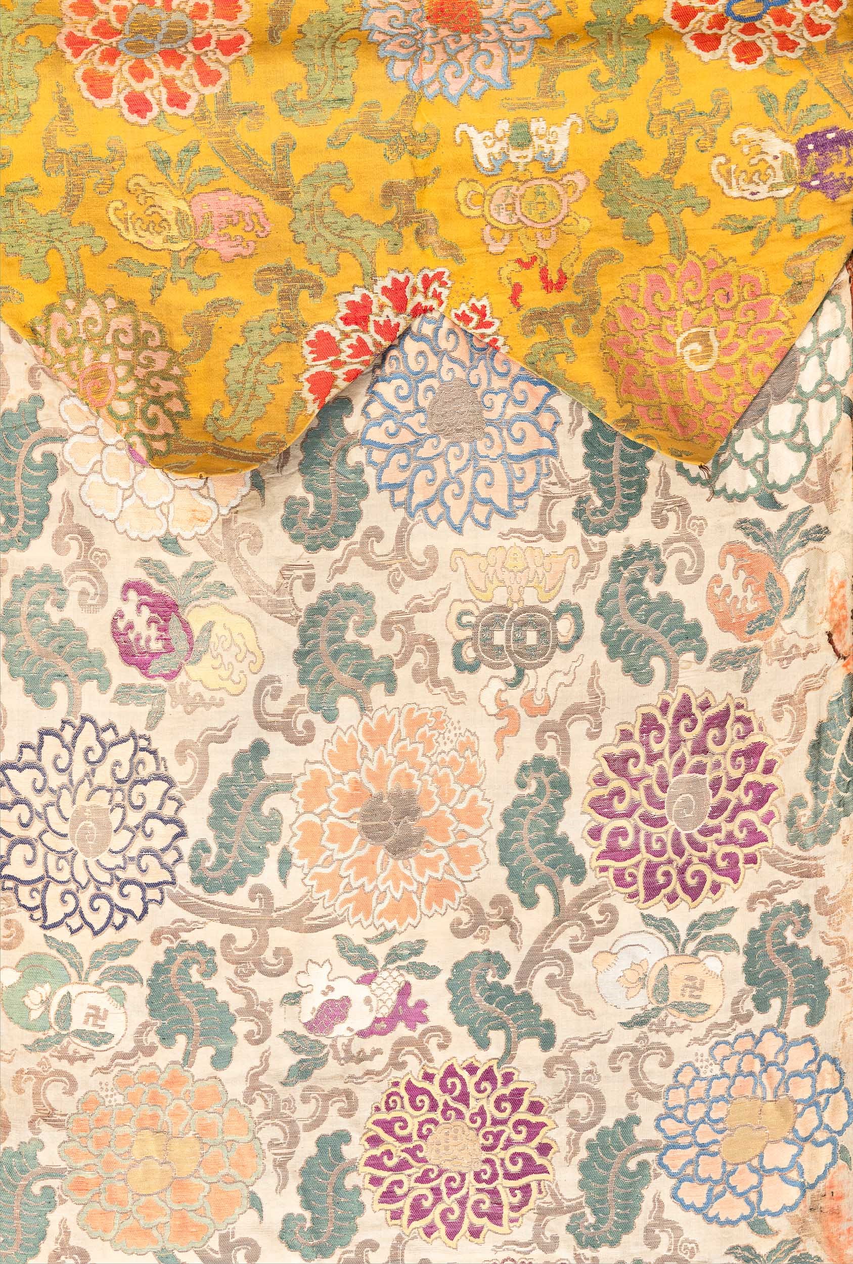 Coppia di Cortine in Seta con Decori Floreali, Cina, XVIII Secolo