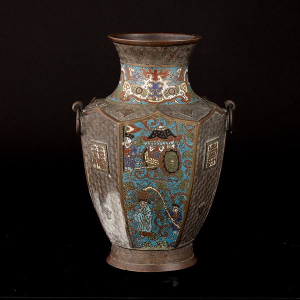 Vaso a smalti cloisonnè con manici ad anello raffigurante scena di vita comune e iscrizioni, Giappone, XIX secolo