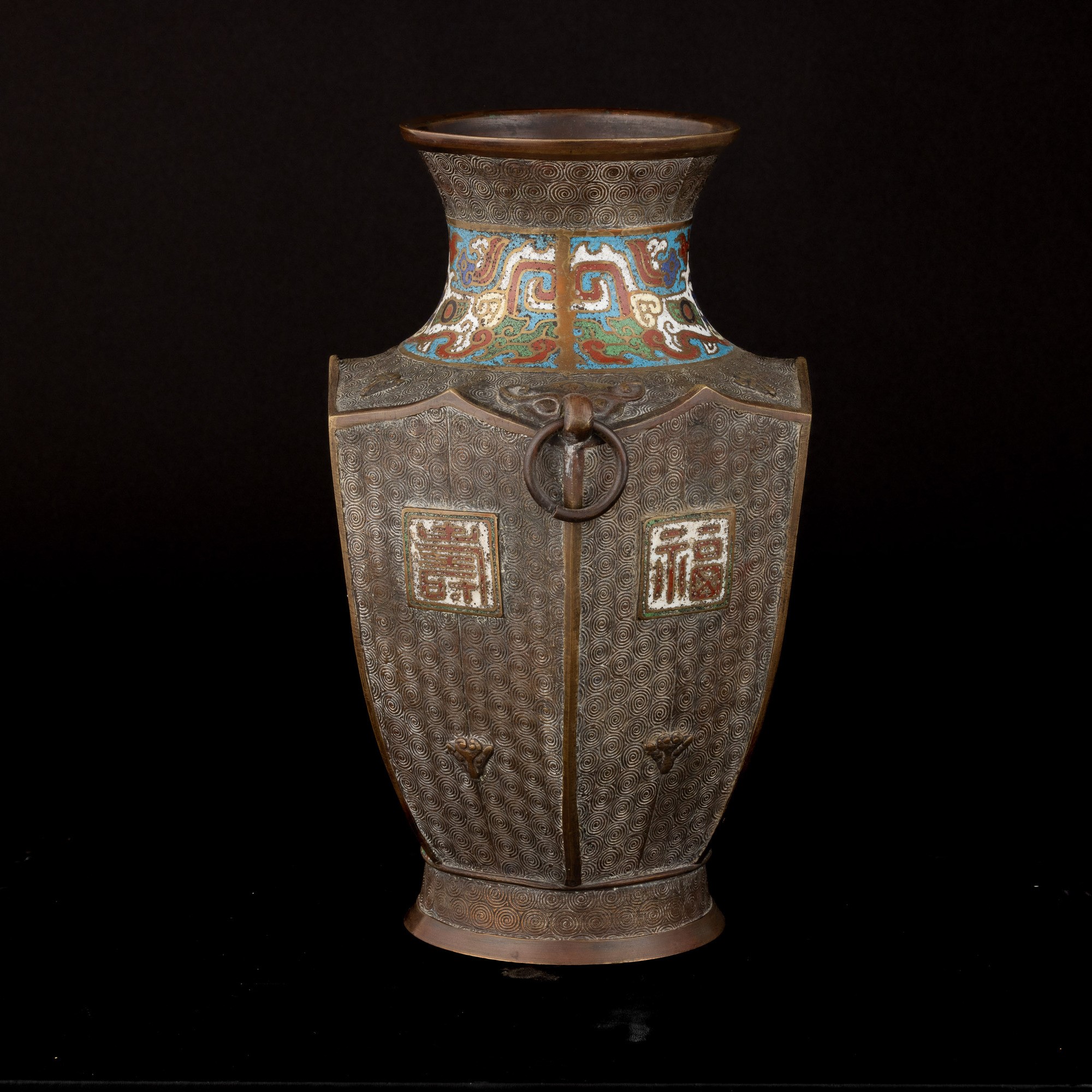 Vaso a Smalti Cloisonnè con Manici Ad Anello Raffigurante Scena di Vita Comune e Iscrizioni, Giap...
