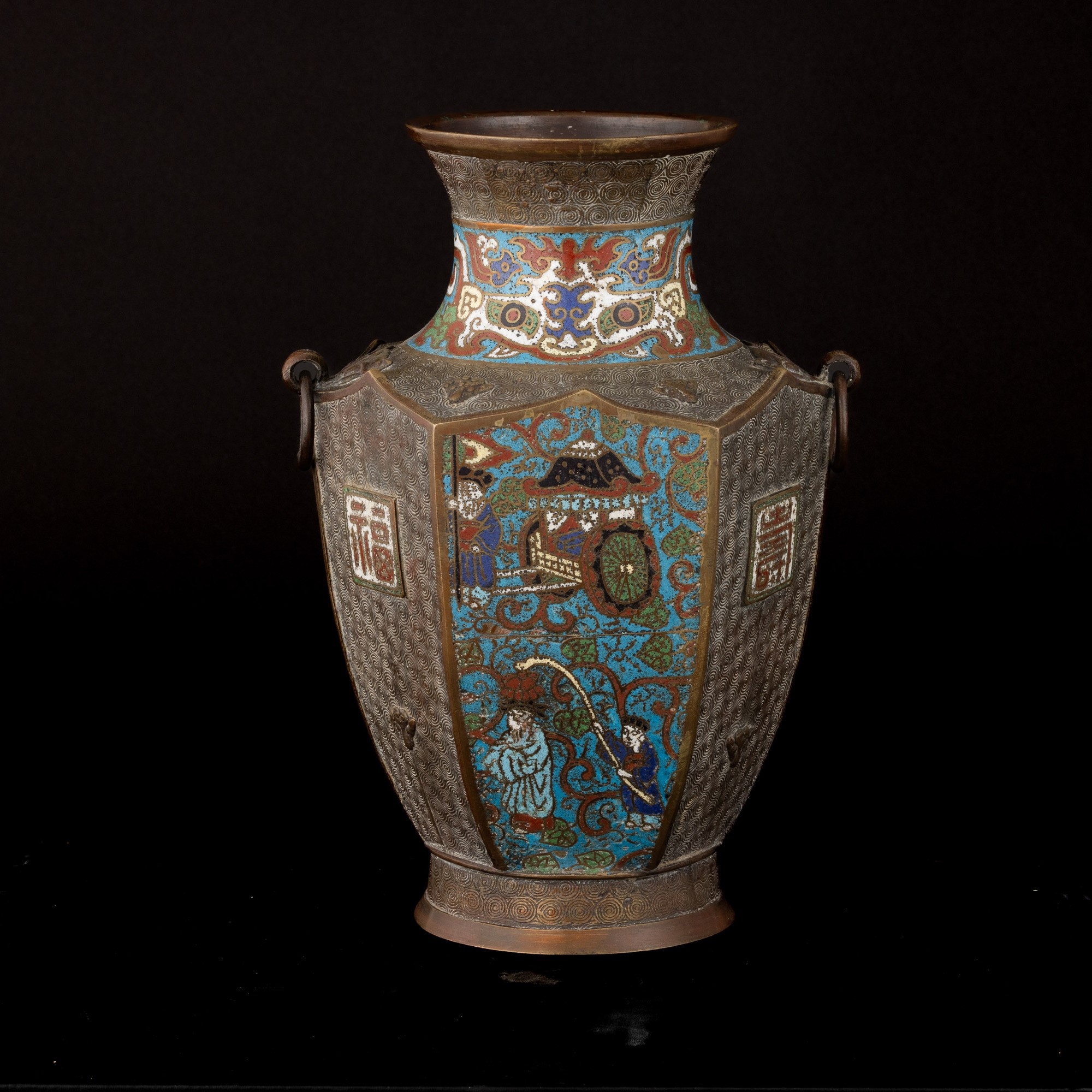 Vaso a Smalti Cloisonnè con Manici Ad Anello Raffigurante Scena di Vita Comune e Iscrizioni, Giap...