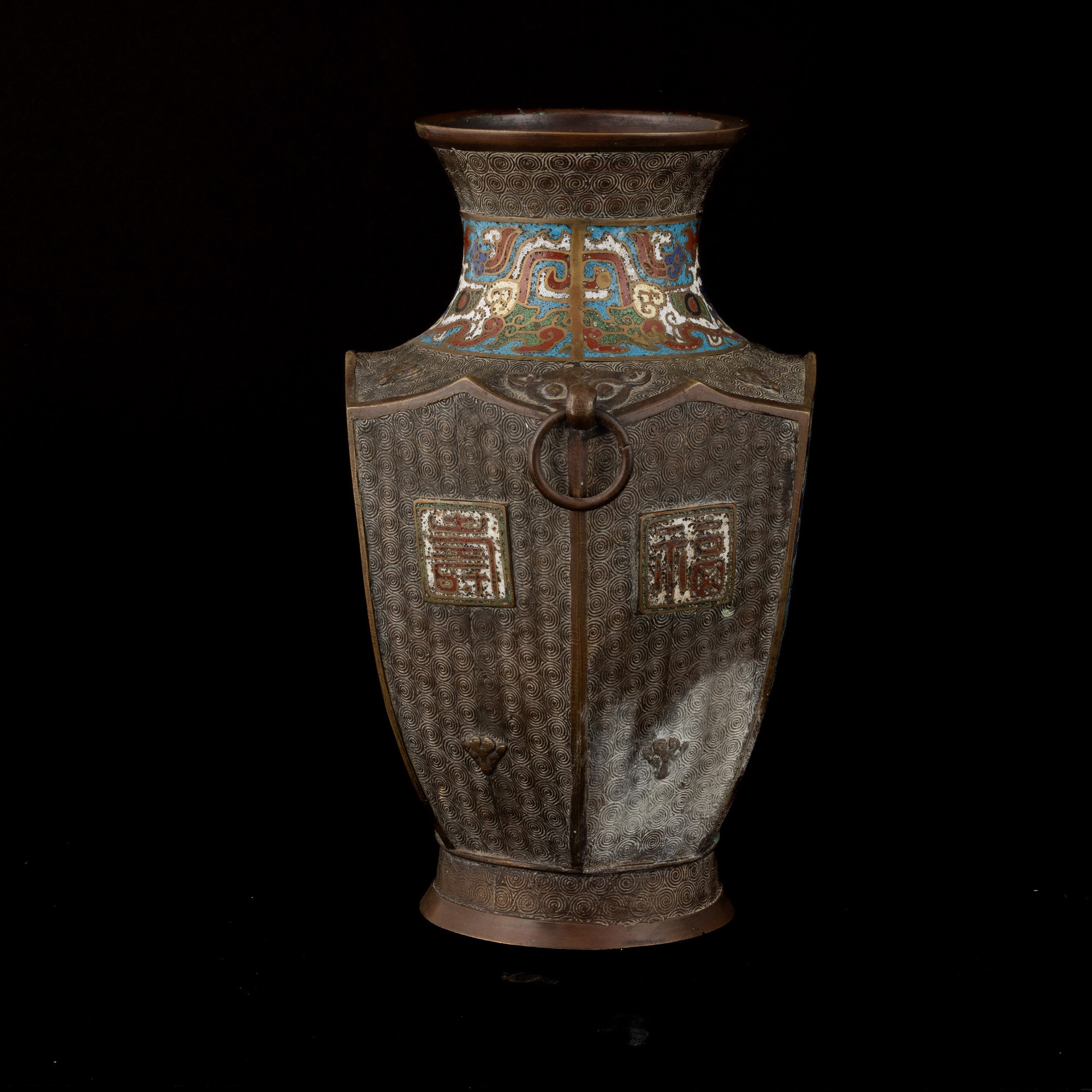 Vaso a Smalti Cloisonnè con Manici Ad Anello Raffigurante Scena di Vita Comune e Iscrizioni, Giap...