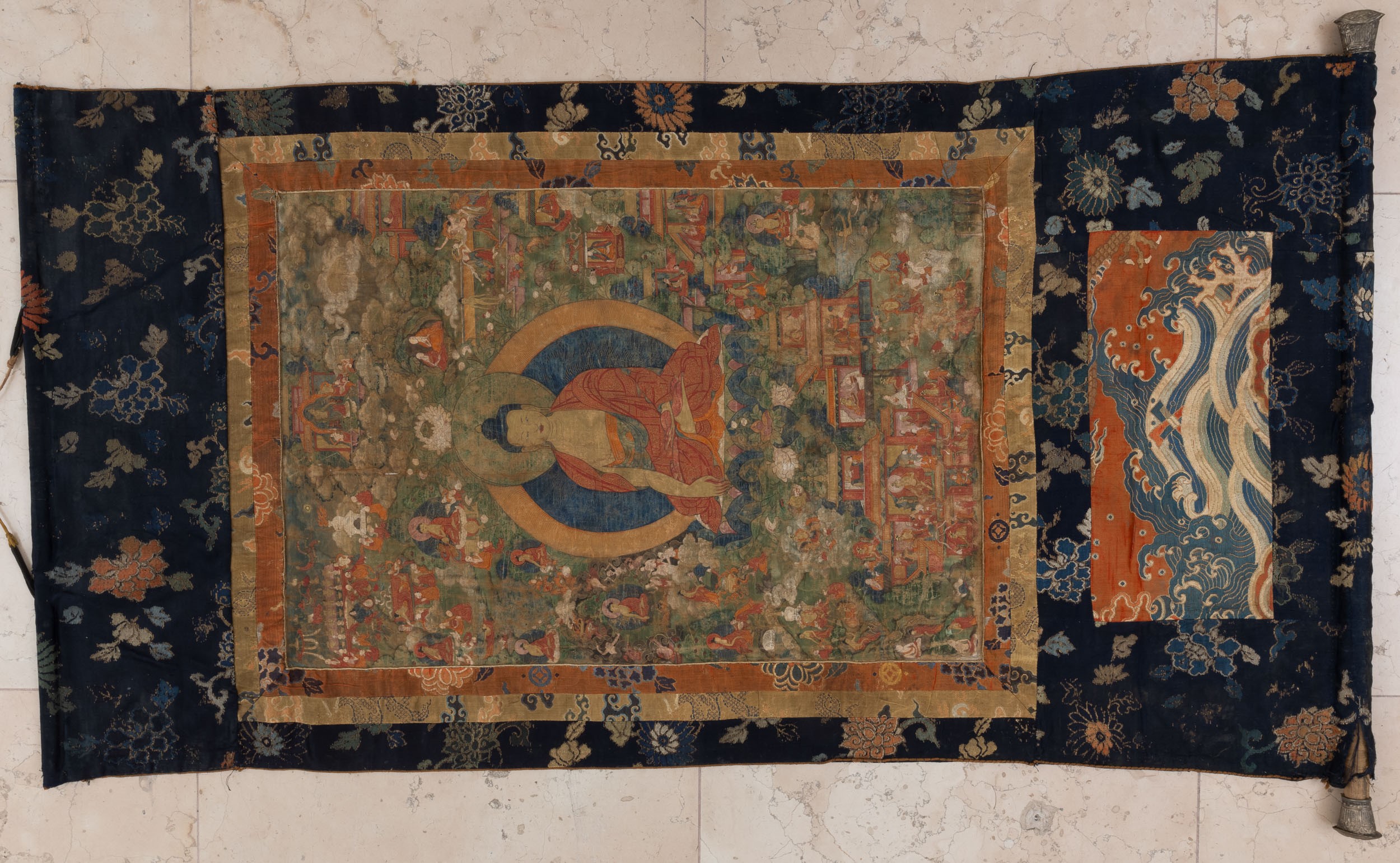 Thangka in Seta con Figura di Buddha Sakyamuni e Altre Divinità, Tibet, XVIII Secolo
