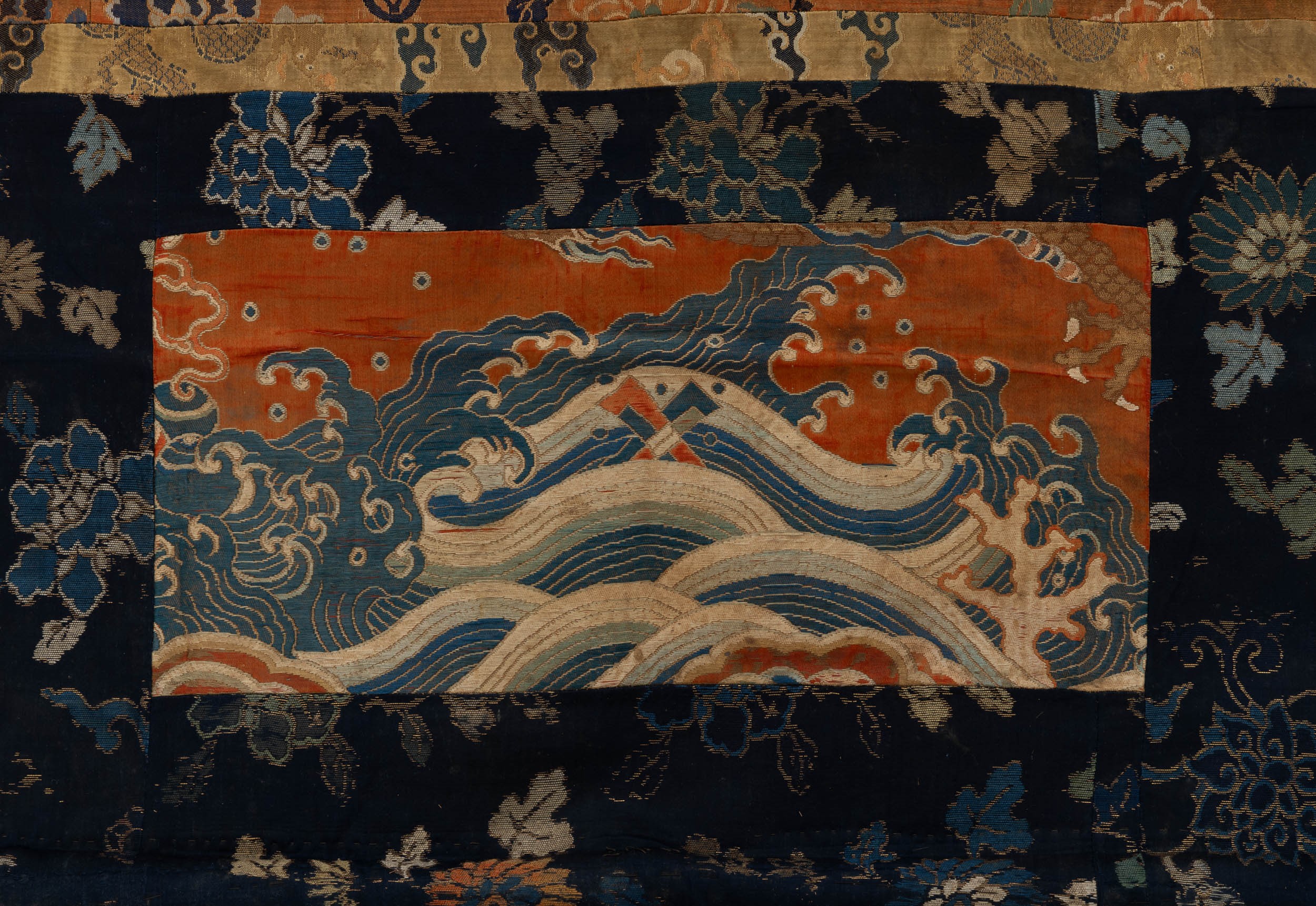Thangka in Seta con Figura di Buddha Sakyamuni e Altre Divinità, Tibet, XVIII Secolo