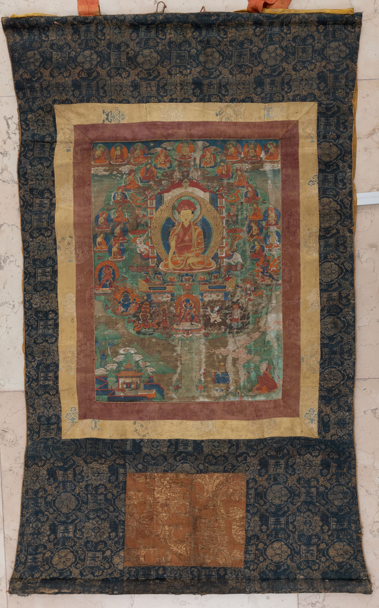 Thangka in Seta con Figura di Lama Centrale e Altre Divinità, Tibet, XVIII Secolo