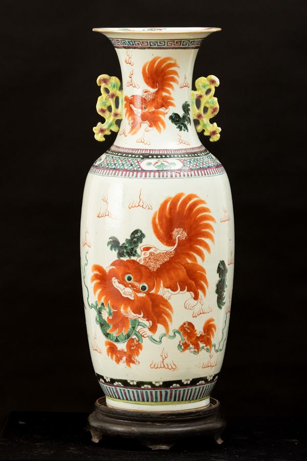 Vaso in porcellana raffigurante cane di Pho con anse sagomate, Cina, Dinastia Qing, XIX secolo