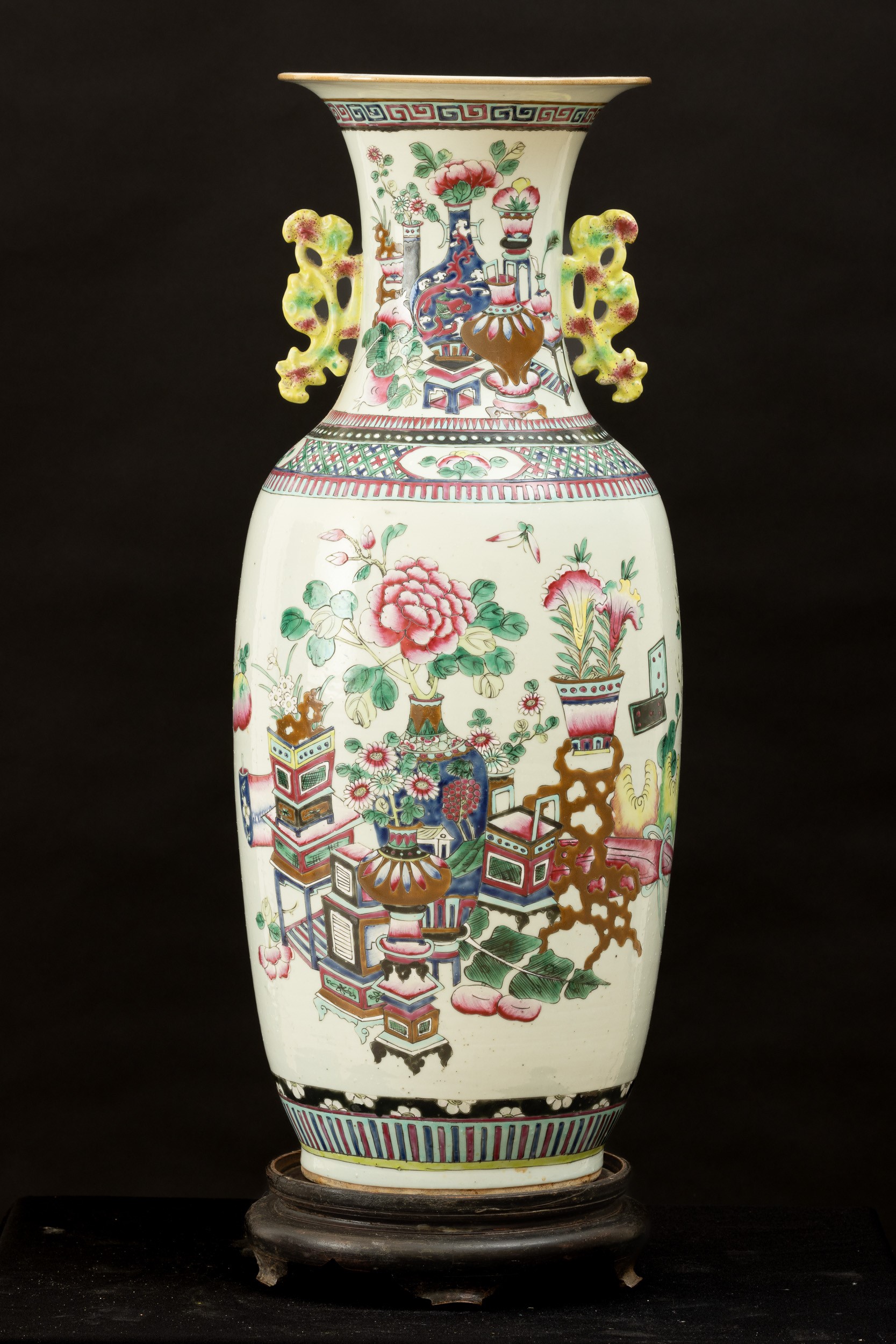 Vaso in porcellana raffigurante cane di Pho con anse sagomate, Cina, Dinastia Qing, XIX secolo