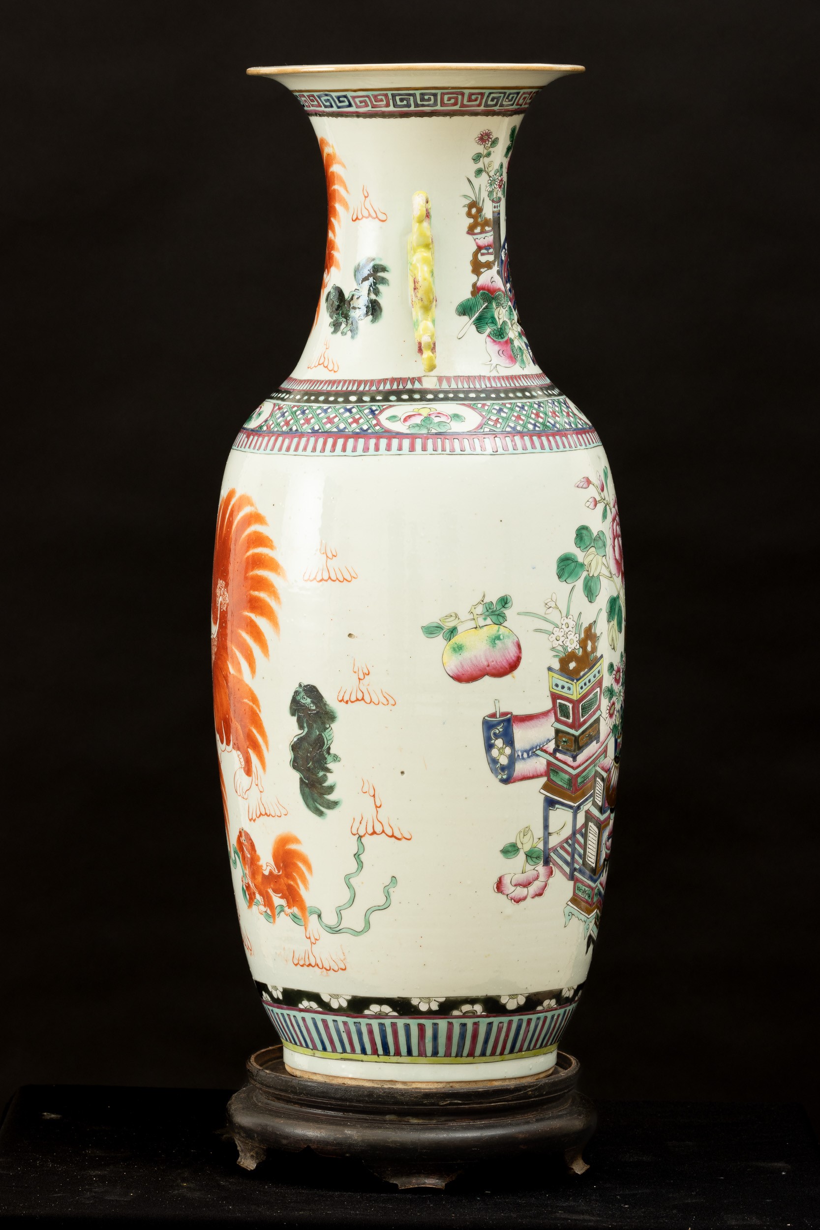 Vaso in porcellana raffigurante cane di Pho con anse sagomate, Cina, Dinastia Qing, XIX secolo