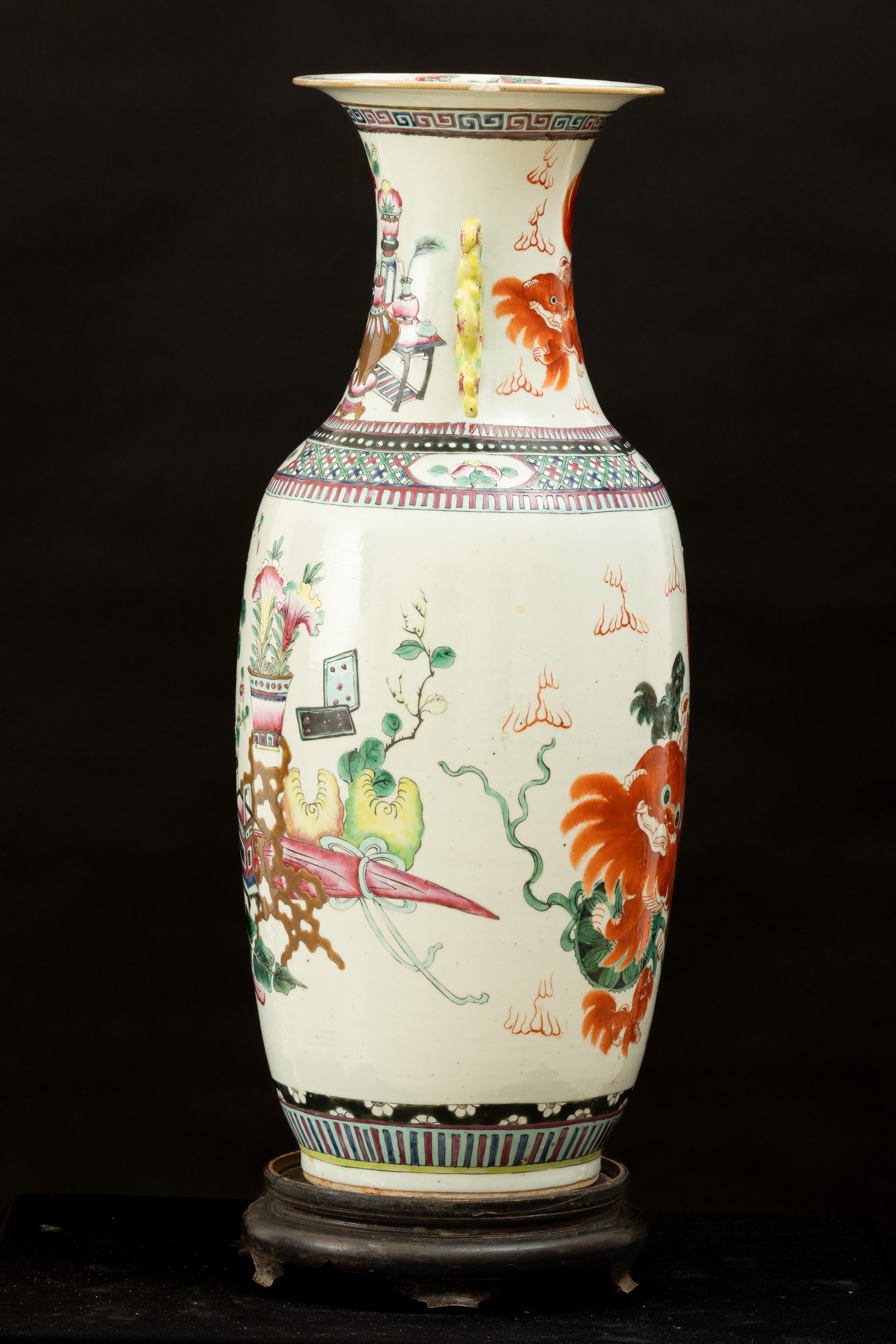 Vaso in porcellana raffigurante cane di Pho con anse sagomate, Cina, Dinastia Qing, XIX secolo