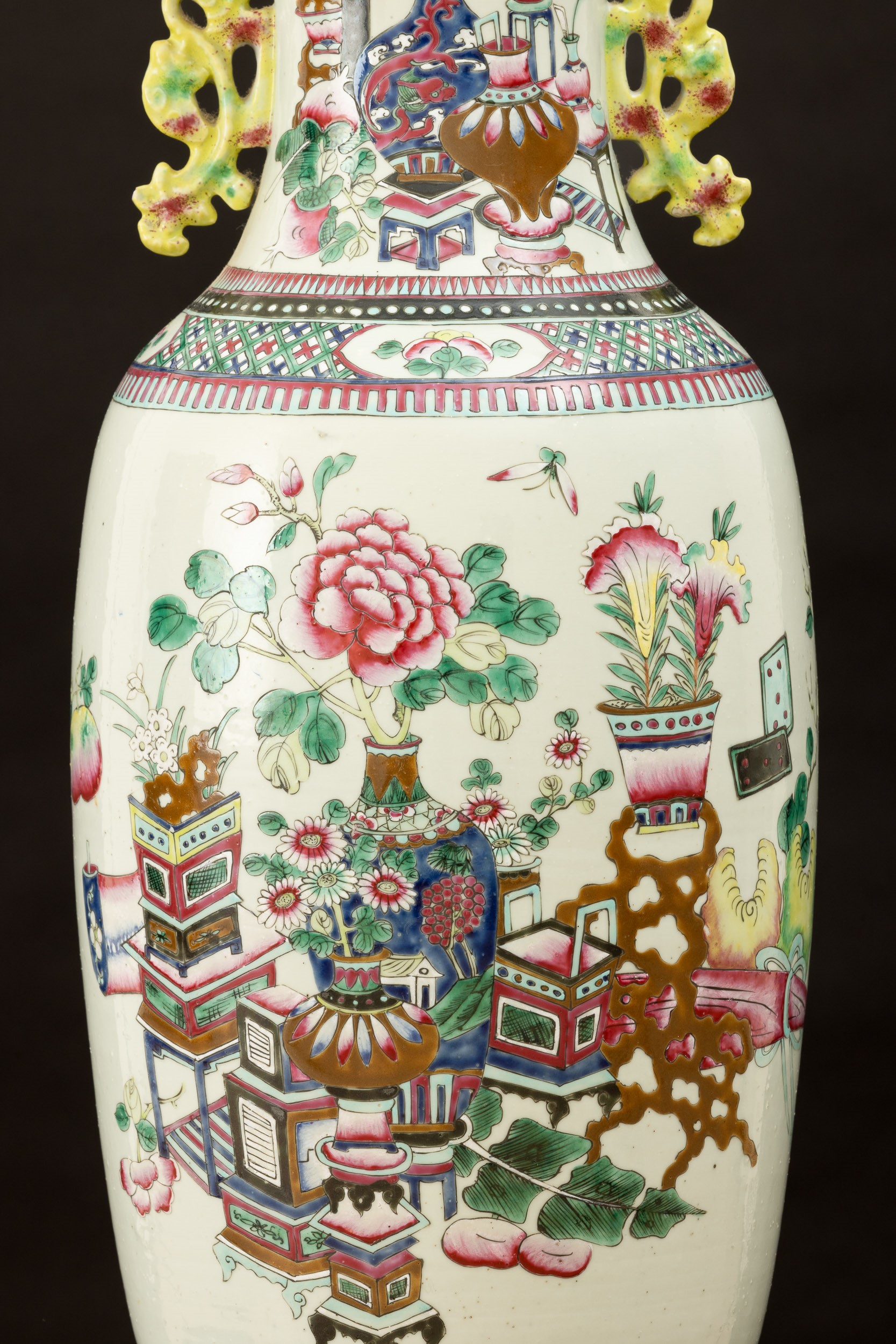 Vaso in porcellana raffigurante cane di Pho con anse sagomate, Cina, Dinastia Qing, XIX secolo