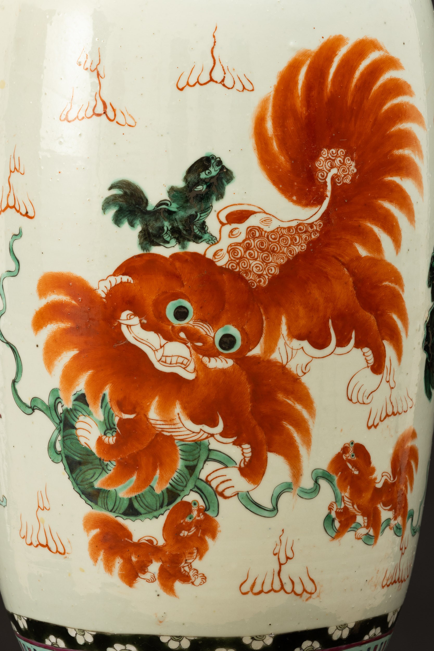 Vaso in porcellana raffigurante cane di Pho con anse sagomate, Cina, Dinastia Qing, XIX secolo