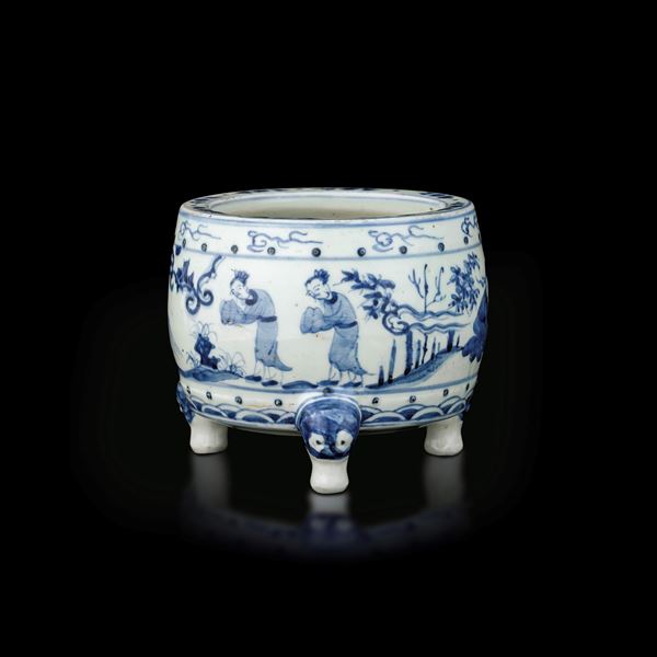 Incensiere in porcellana bianca e blu raffigurante scena di vita comune, Cina, XX secolo