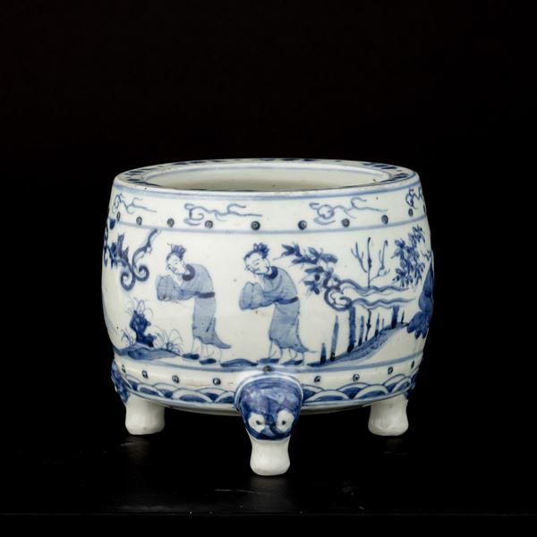 Incensiere in porcellana bianca e blu raffigurante scena di vita comune, Cina, XX secolo