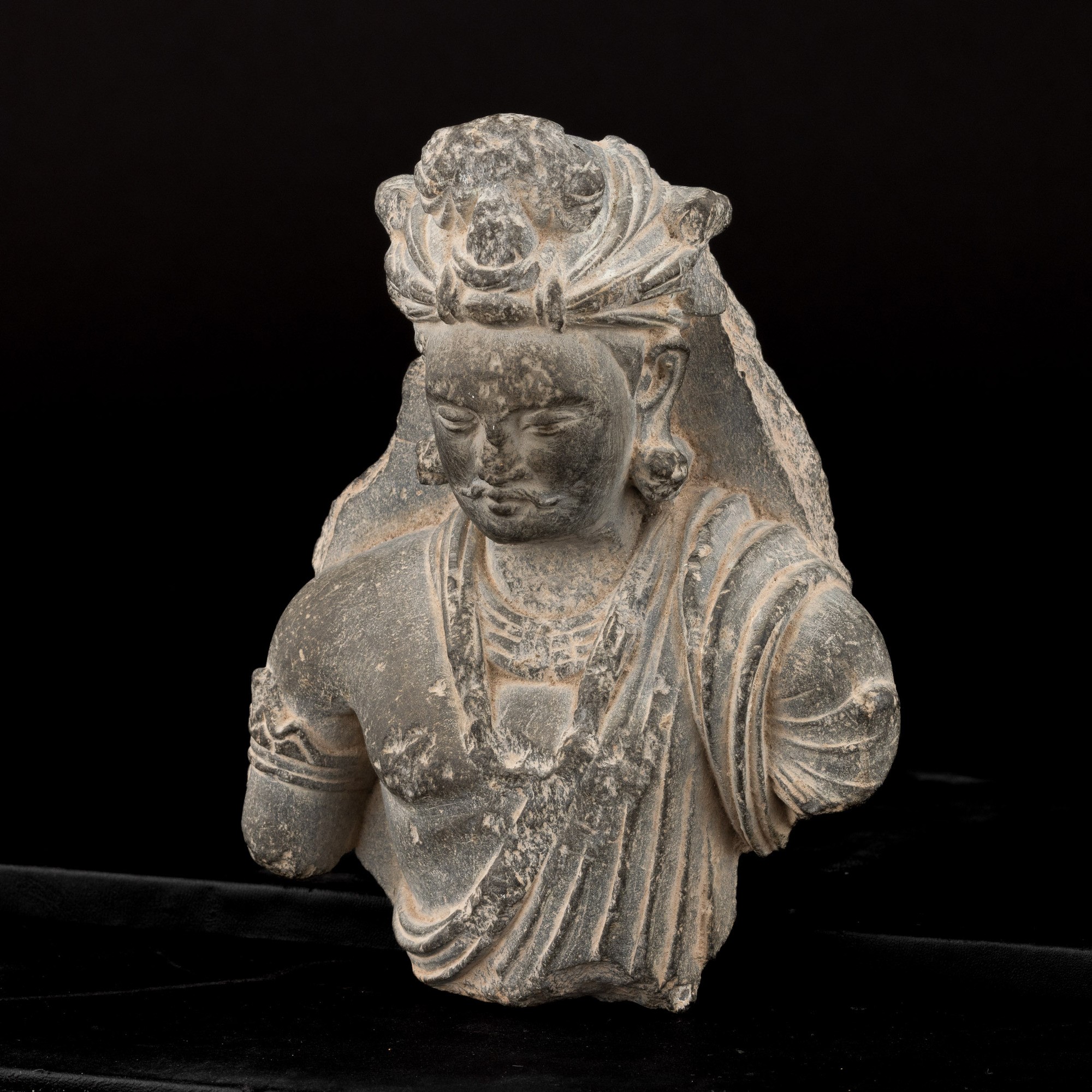Busto di Maitreya Gandhara in Pietra, India, XII Secolo