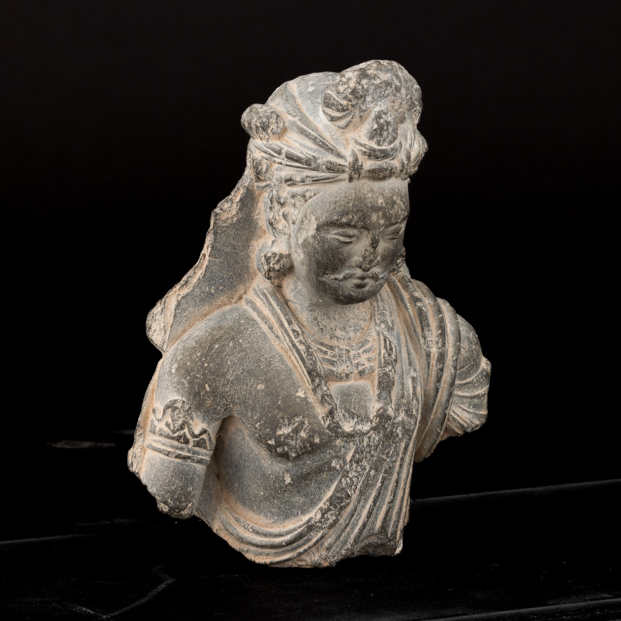 Busto di Maitreya Gandhara in Pietra, India, XII Secolo