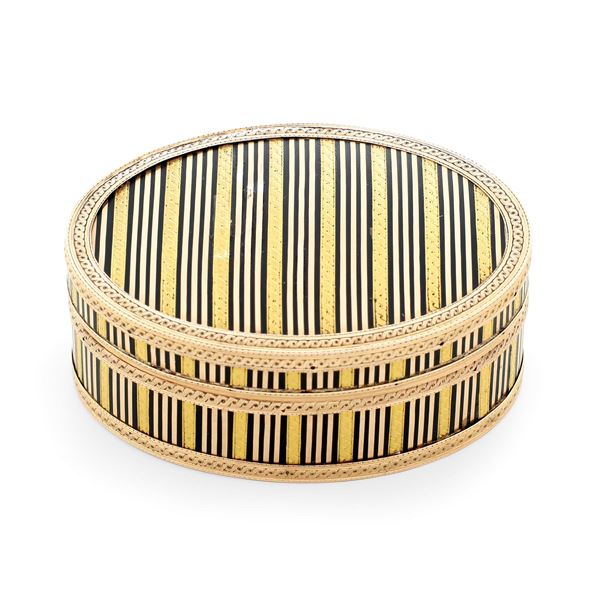 Tabacchiera in oro bicolore e tartaruga. Manifattura europea (Francia?) del XIX-XX secolo. Marchio di titolo (consunto di difficile lettura)