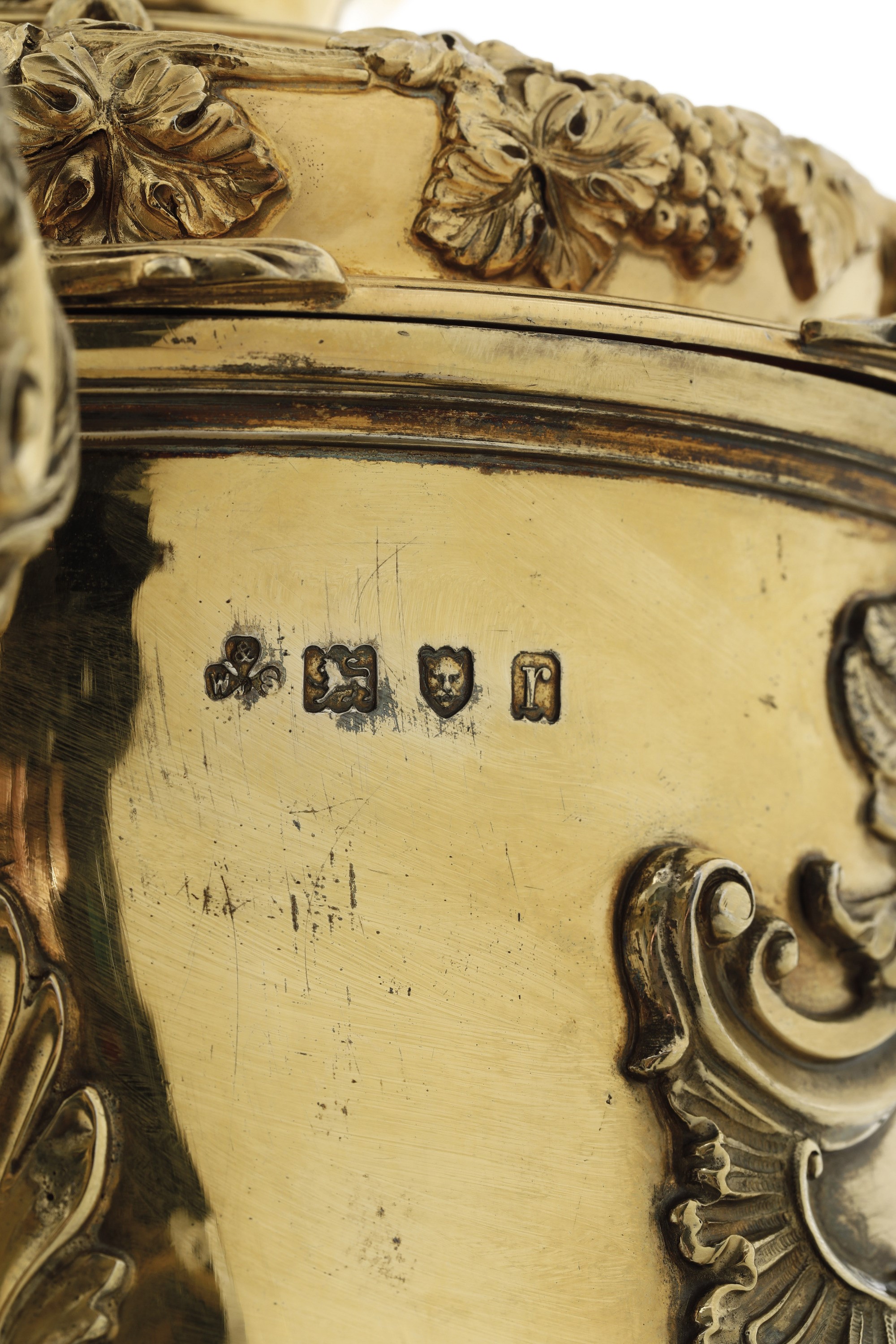West & Son, Coppa biansata con ricche decorazioni a volute e cartouches