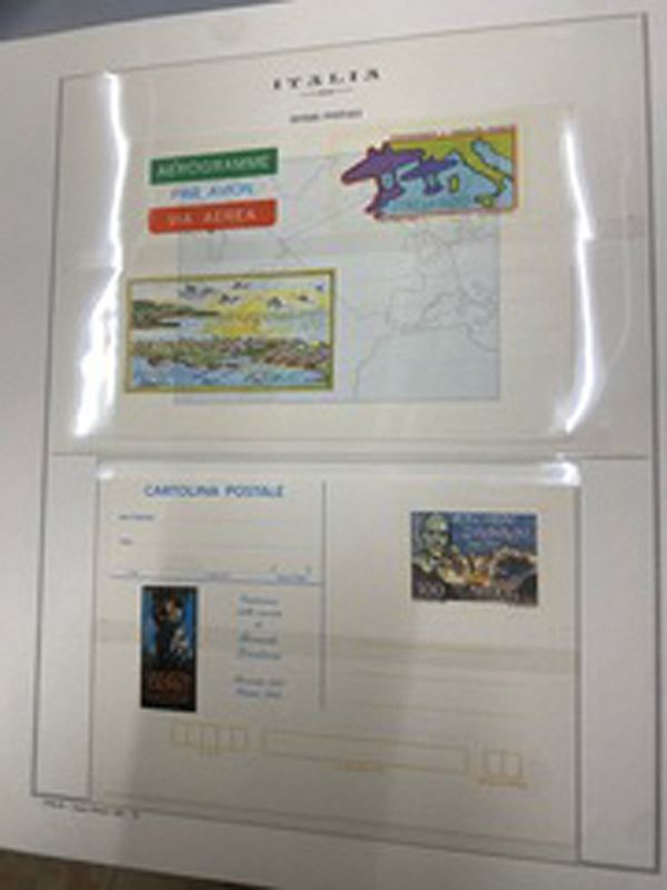 1970/1990, Repubblica Italiana, Volume contenente oltre 100 cartoline postali aerogrammi, biglietti postali.
