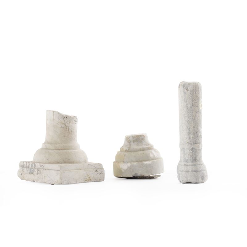 Tre elementi architettonici in marmo  - Auction Antiques - Cambi Casa d'Aste