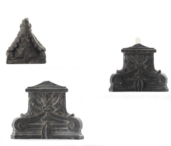 Due semicapitelli e un fregio in ardesia