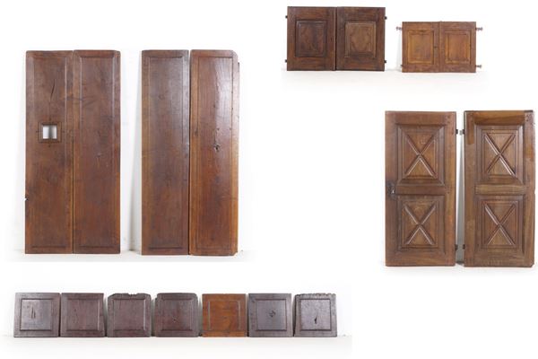 Insieme di ante in legno