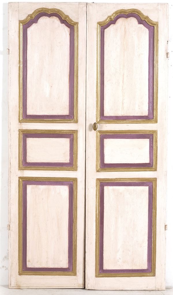 Porta a due ante in legno dipinto