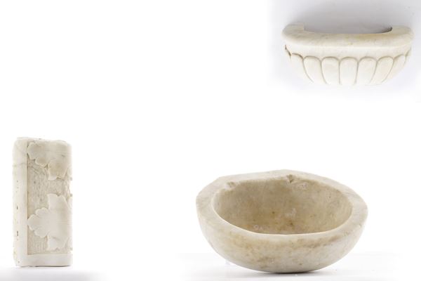 Due acquasantiere e un frammento di fregio in marmo scolpito