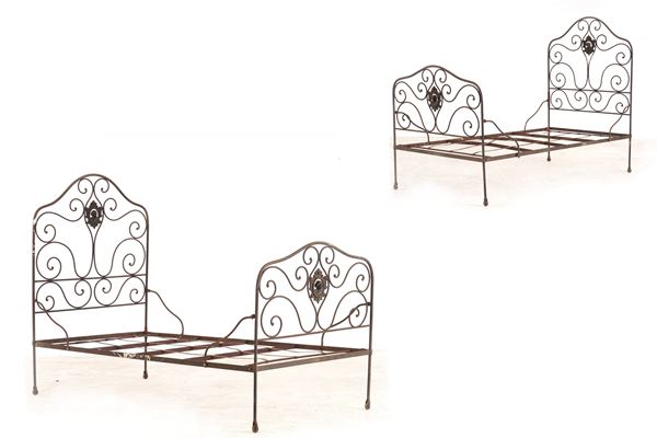 Coppia di letti in ferro battuto. XIX secolo