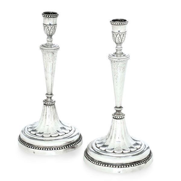 Coppia di candelieri neoclassici. Firenze, ultimo quarto del XVIII secolo. Marchio dell'argentiere PG (documentato ma non identificato)