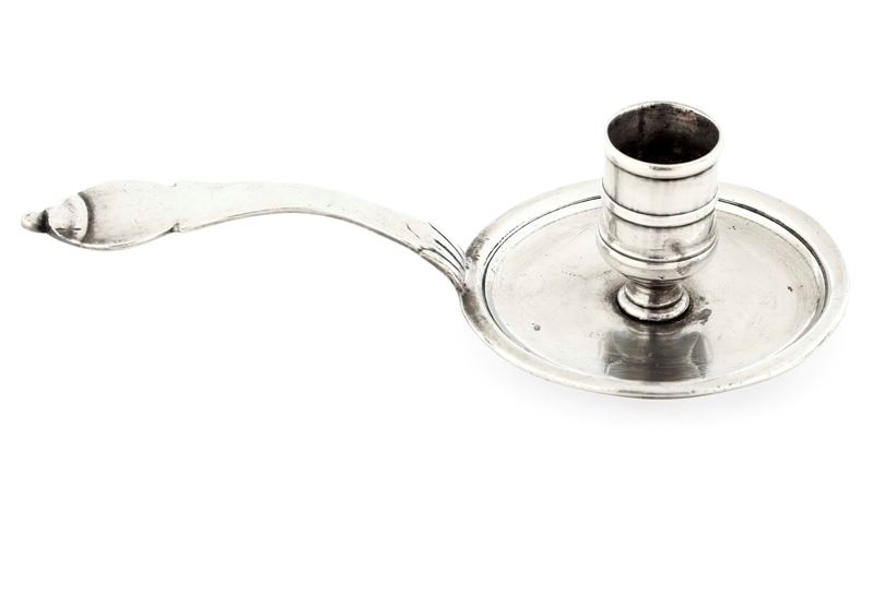 Bugia. Probabile manifattura italiana, XVIII-XIX secolo (apparentemente priva di punzonatura)  - Asta Argenti da collezione | Antichi - I - Cambi Casa d'Aste