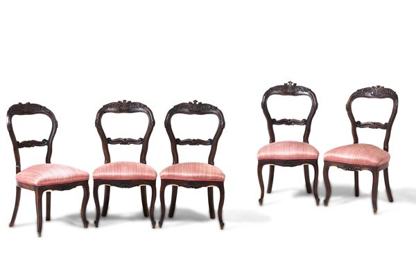 Lotto di cinque sedie in legno intagliato. XIX-XX secolo
