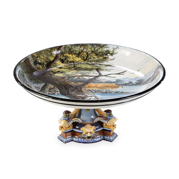 Coppa con veduta naturalistica e piede decorato con arpie e mascheroni  Doccia, Manifattura Ginori Iscrizione: “G. Benassai f. a Doccia 1871” (sul piatto) 