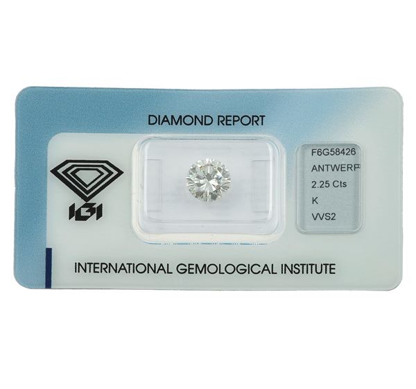 Diamante taglio rotondo a brillante di ct 2.25, colore K, caratteristiche interne VVS2, fluorescenza UV lieve