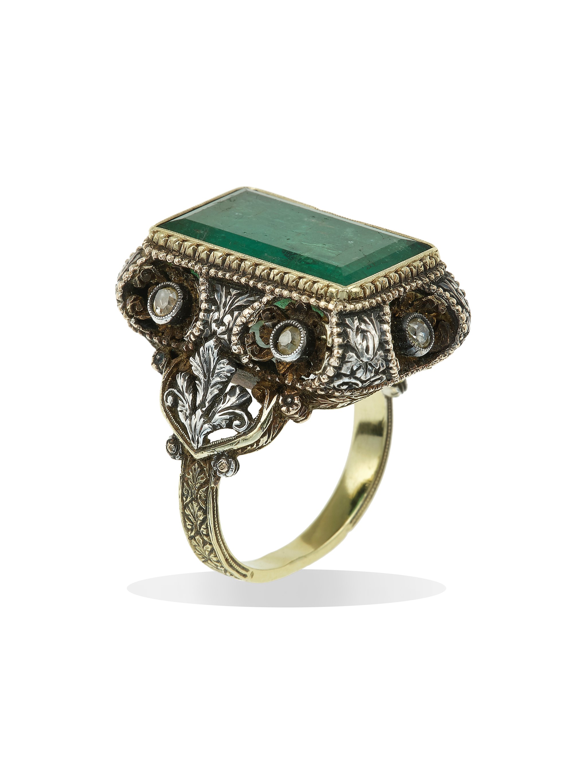 Anello con smeraldo, oro giallo 750/1000 e argento (ct 8,00 circa), gr. 12,3, misura IT 13 (EU 53...