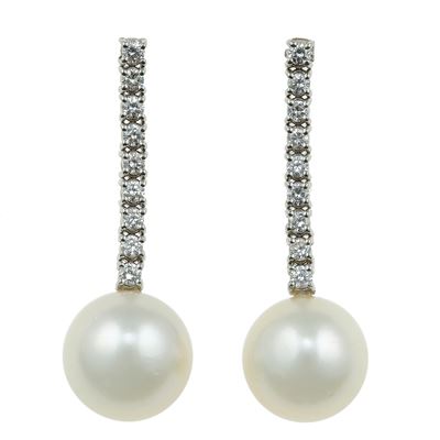 Orecchini pendenti, perle coltivate e diamanti in oro bianco 750/1000