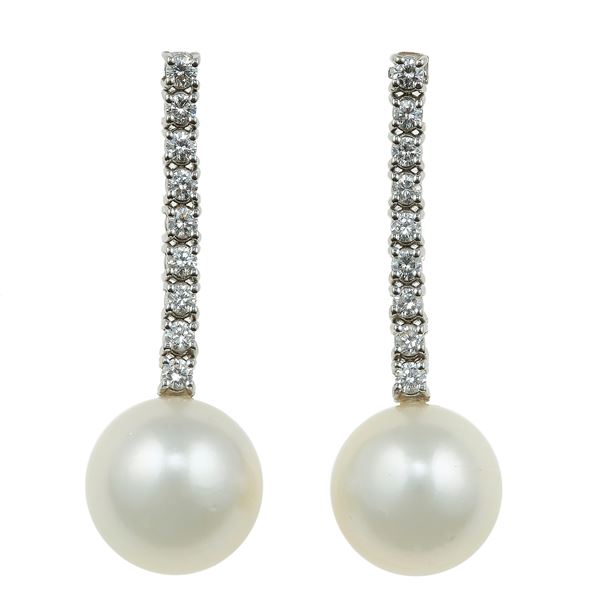 Orecchini pendenti con perle coltivate e diamanti