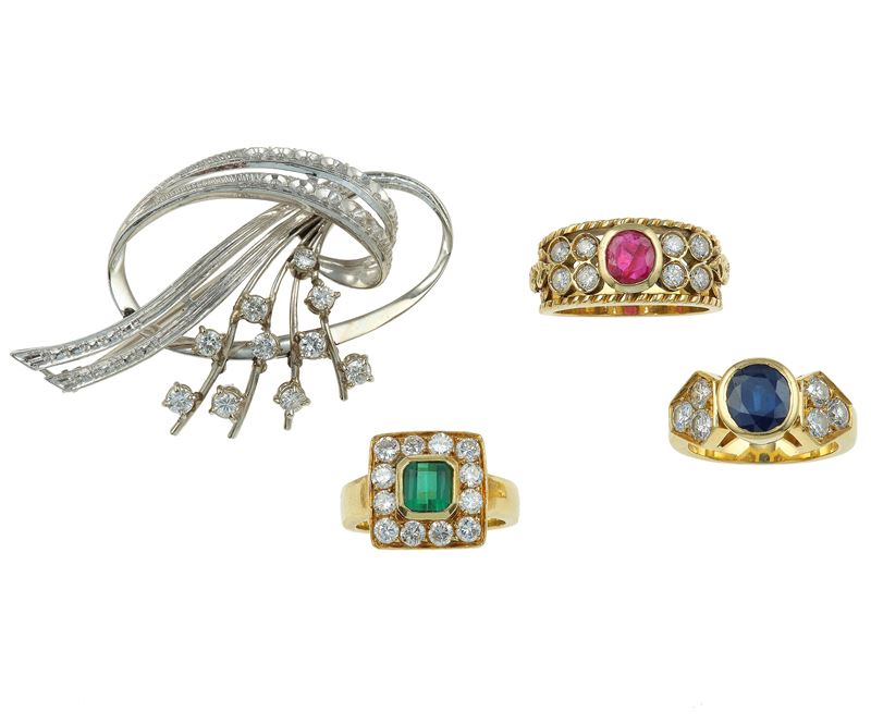 Lotto composto da tre anelli con rubino, zaffiro, smeraldo e diamanti ed una spilla con diamanti  - Asta Gioielli - Cambi Casa d'Aste