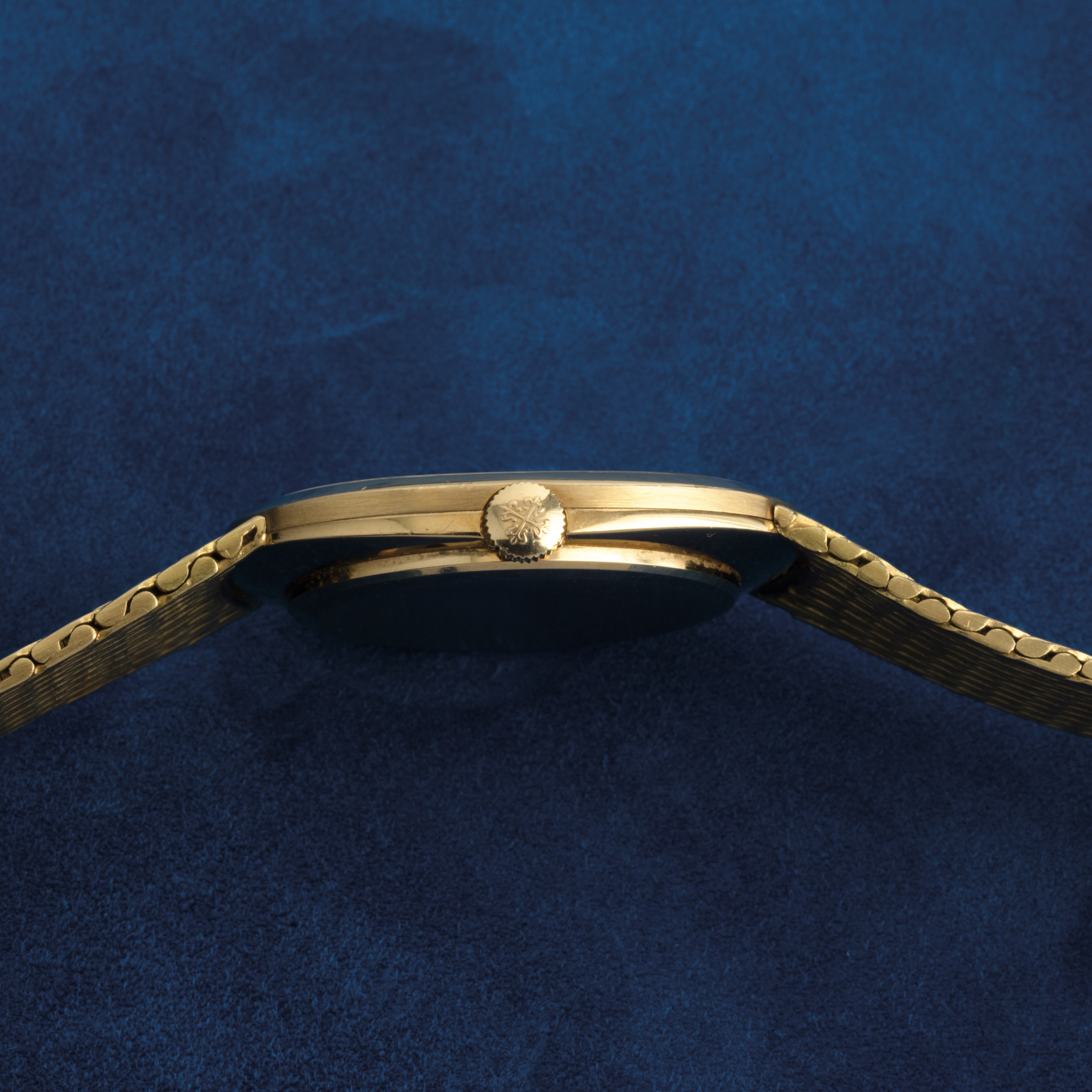 Patek Philippe - Ellipse Ref 3748/1 in Oro Giallo 18k con Bracciale Integrato, Quadrante Blu Sole...