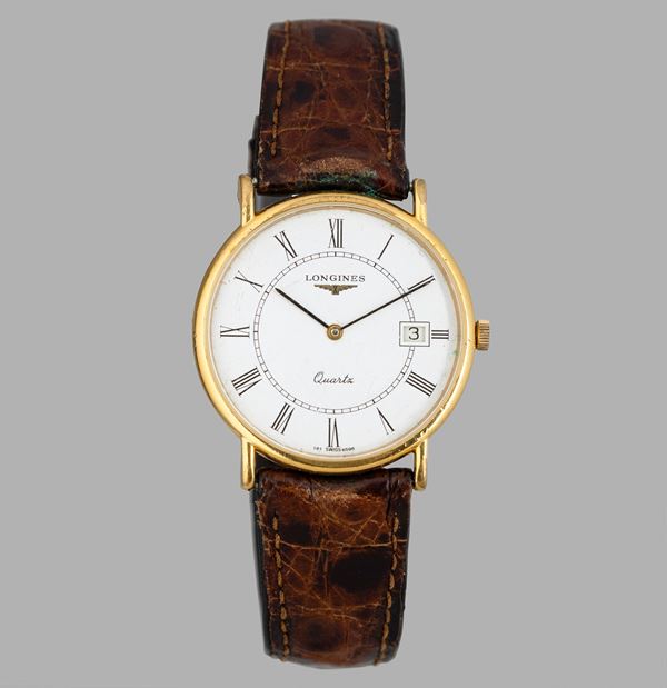 Classico in acciaio laminato, quadrante bianco con numeri romani e datario al tre, movimento al quarzo, 32 mm<BR>