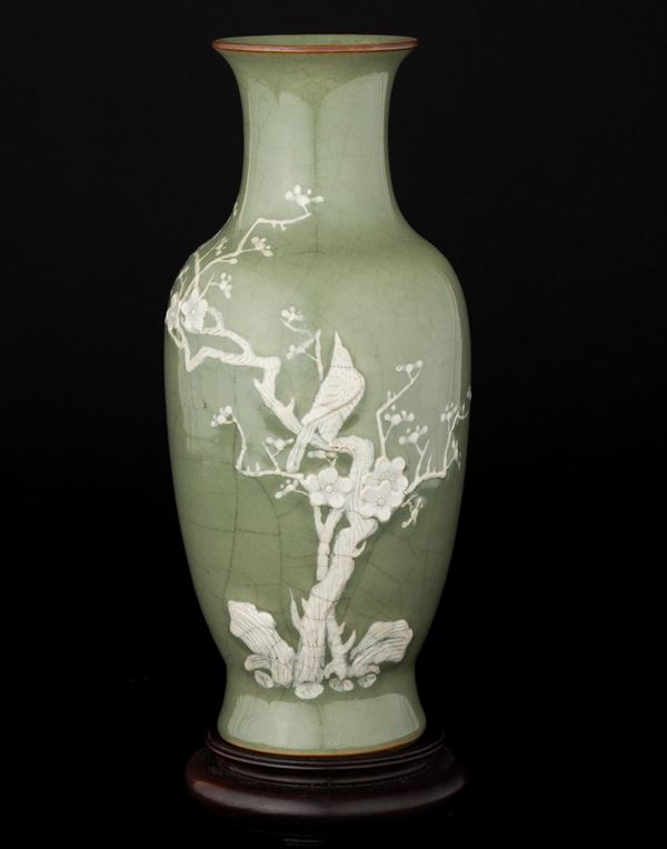 Vaso Guan e Celadon con decoro naturalistico a rilievo in porcellana bianca, Cina, XIX secolo