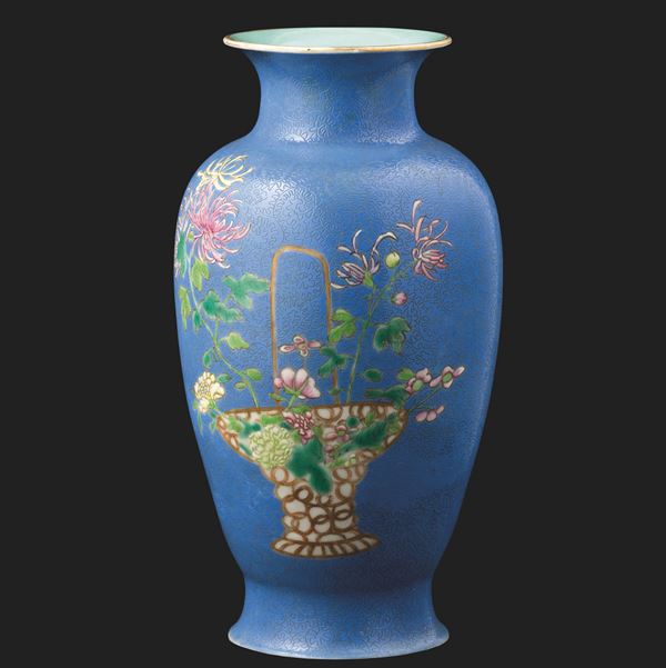 Vaso in porcellana Famiglia Rosa a soggetto naturalistico a fondo celeste inciso, Cina, fine XX secolo