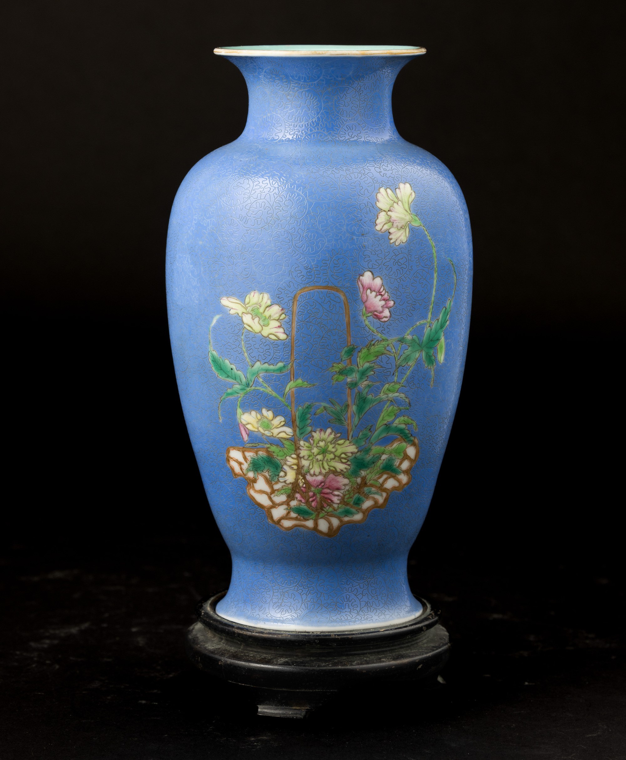 Vaso in Porcellana Famiglia Rosa a Soggetto Naturalistico a Fondo Celeste Inciso, Cina, Fine XX S...