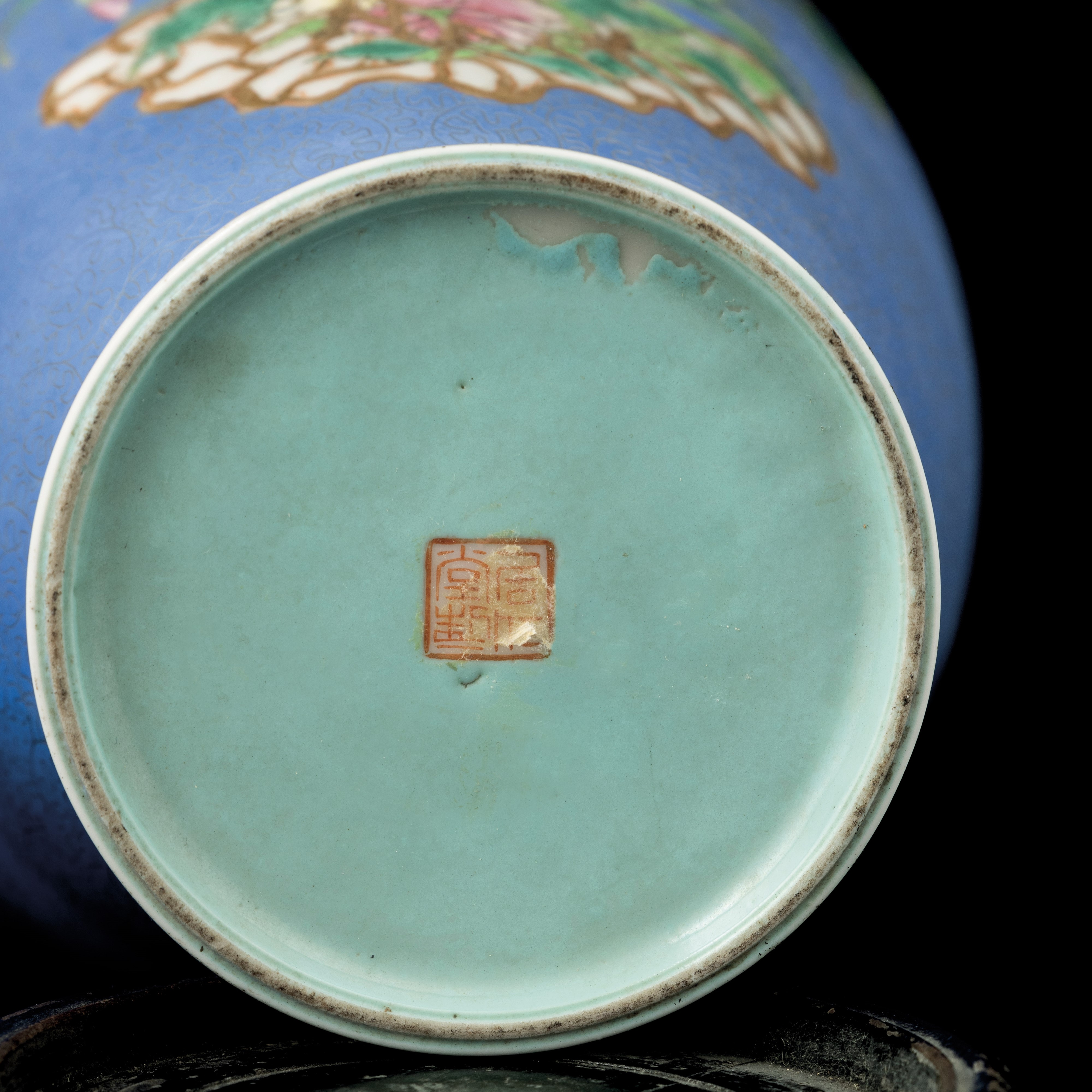 Vaso in Porcellana Famiglia Rosa a Soggetto Naturalistico a Fondo Celeste Inciso, Cina, Fine XX S...