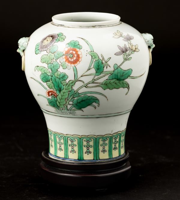 Vaso in porcellana Famiglia Verde con decoro floreale con anse a guisa di testa di cane di Pho con anelli, Cina, Dinastia Qing, XIX secolo