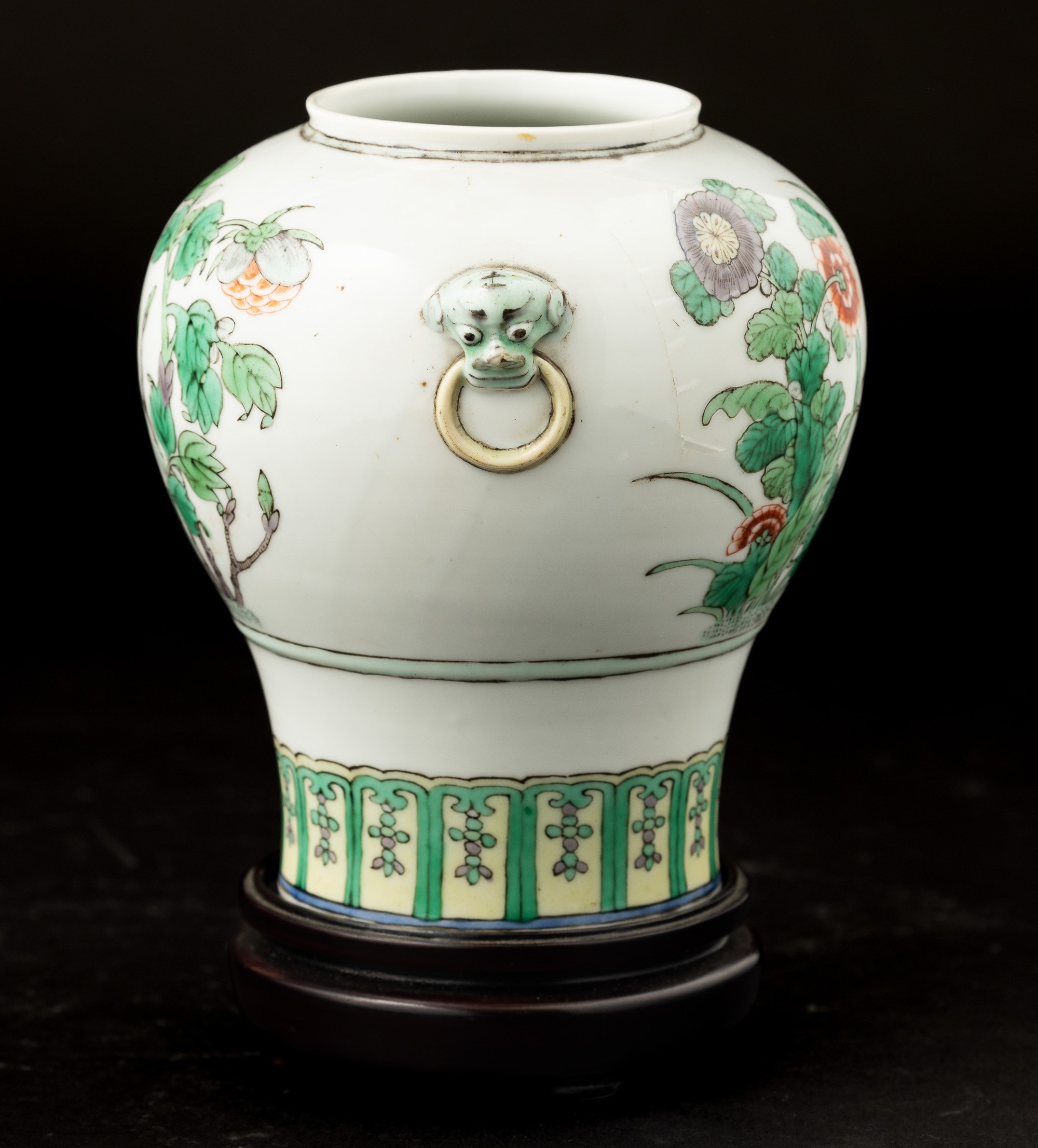 Cina, Dinastia Qing, Vaso in porcellana Famiglia Verde con decoro floreale e anse a guisa di test...