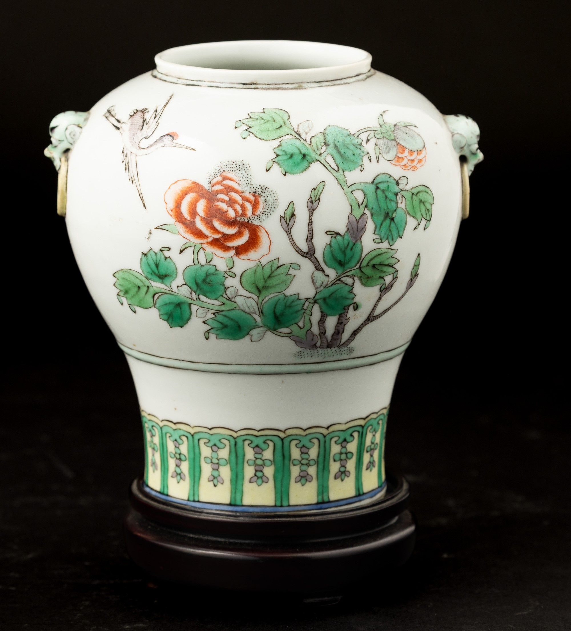 Cina, Dinastia Qing, Vaso in porcellana Famiglia Verde con decoro floreale e anse a guisa di test...