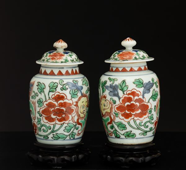Coppia di potiches in porcellana Famiglia Verde raffiguranti Cani di Pho con fiori, Cina, Dinastia Qing, XIX secolo